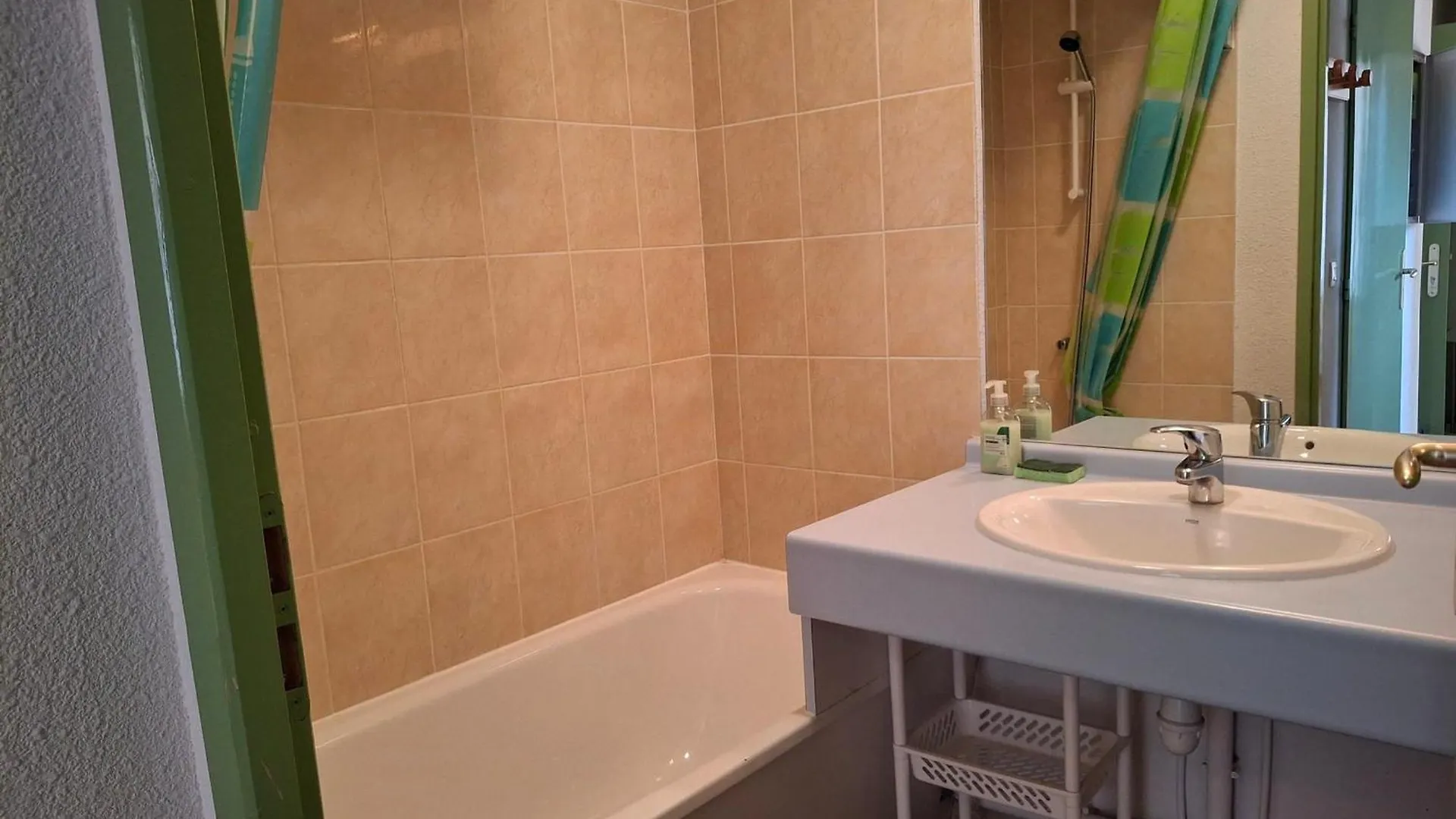 Saint-Francois-Longchamp, Appartement Confortable Pour 4, Ideal Vacances - Fr-1-807-118 Lägenhet Saint-François-Longchamp
